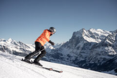 Mann fährt schnell Ski an einen sonnigen Tag in Griundelwald Jungfrau