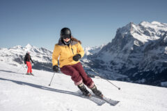 Skifahrerin in der Jungfrau Region mit Bergen im Hintergrund